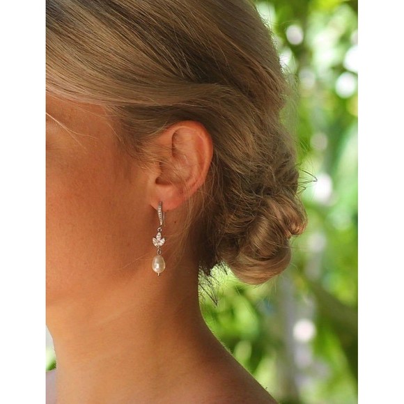 14K Gold Plated Freshwater Shell Pearl Necklace and Earrings Set - Picture 5 of 9